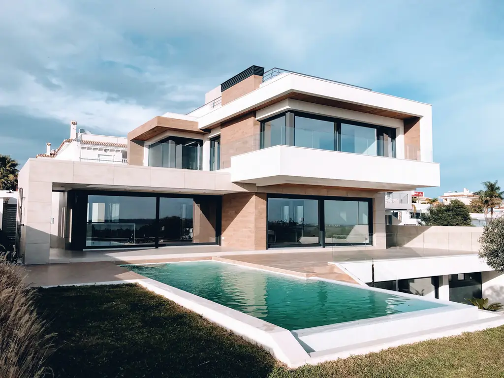 Villa contemporaine à étage avec piscine